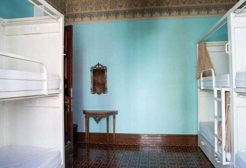 Bed in Shared Room with Shared Bathroom, Sant Jordi Hostels Lisbon
