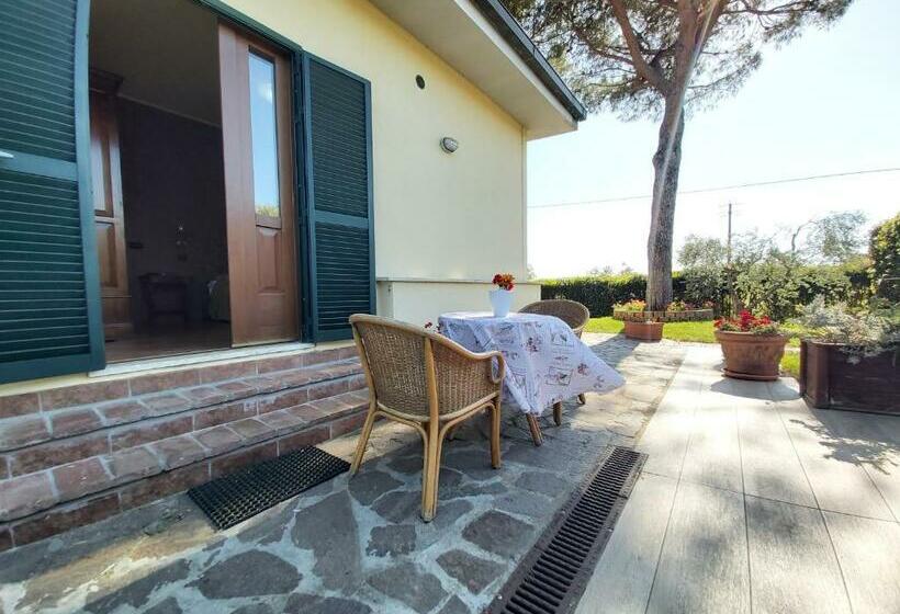 اتاق راحتی با چشم‌انداز استخر, Agriturismo   B&b L Acquacotta