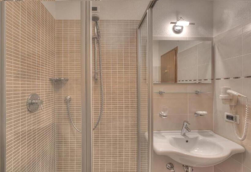 اتاق استاندارد سه نفره, Garnì Bel Air