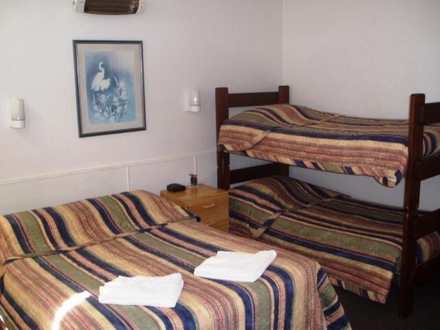 اتاق خانوادگی, Mayfield Motel
