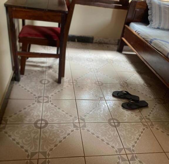 اتاق استاندارد یک نفره, Nzimano Hostel