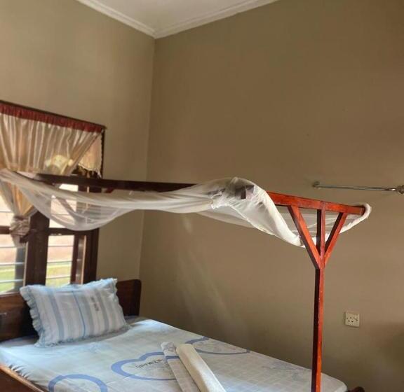 اتاق استاندارد یک نفره, Nzimano Hostel