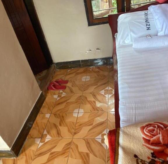 اتاق استاندارد با چشم‌انداز دریاچه, Nzimano Hostel