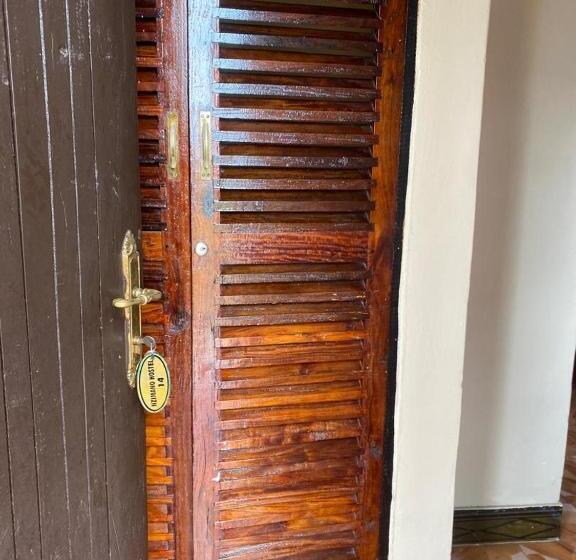 اتاق استاندارد با چشم‌انداز دریاچه, Nzimano Hostel