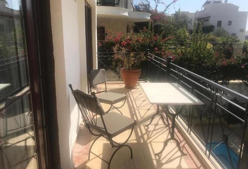 اتاق لوکس با بالکن و چشم‌انداز دریا, Villa Sandarra Kalkan