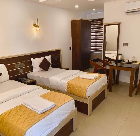اتاق لوکس, Paul Residency