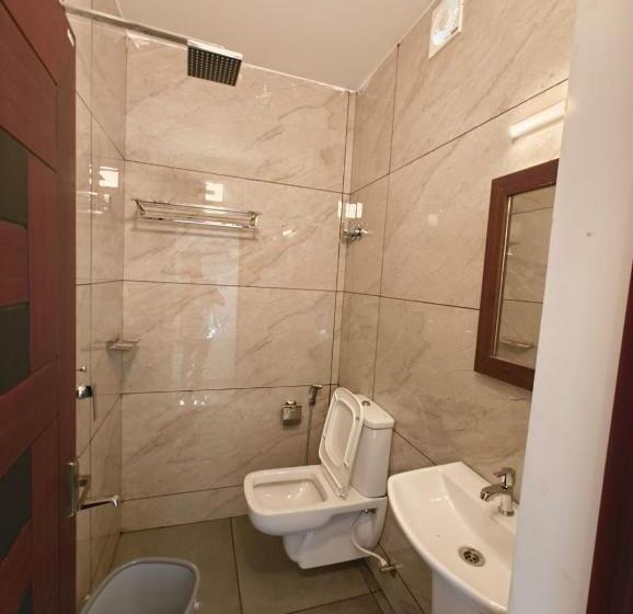 اتاق لوکس, Paul Residency