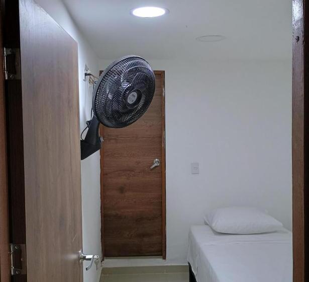 اتاق اکونومی یک تخته, Di Mar