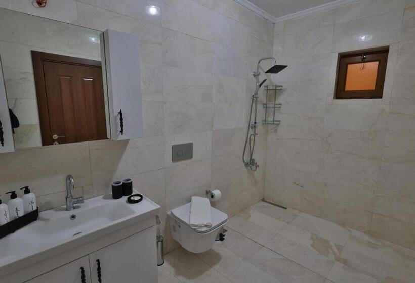 اتاق لوکس, Yellow Stone House