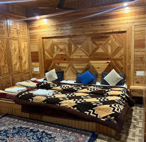 اتاق لوکس چهار تخته, The Lalits Kitchen