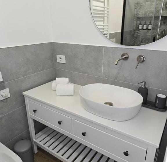 اتاق استاندارد سه نفره, Tre Lati B&b