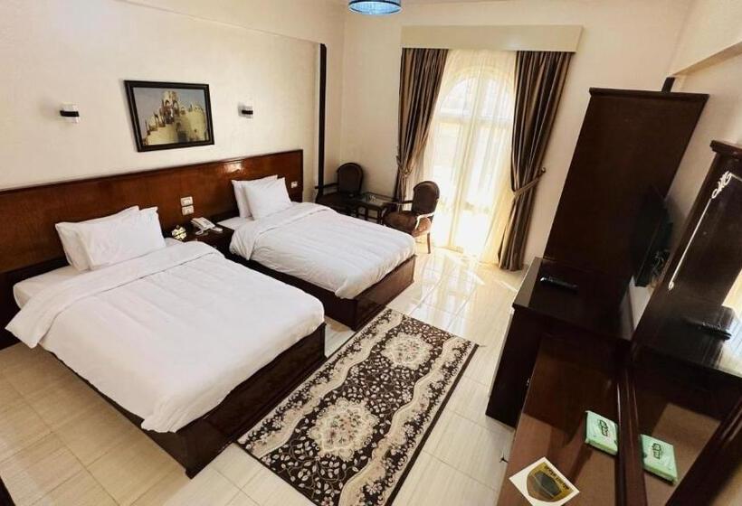 اتاق استاندارد با چشم‌انداز استخر, Badr Hotel & Resort El Kharga