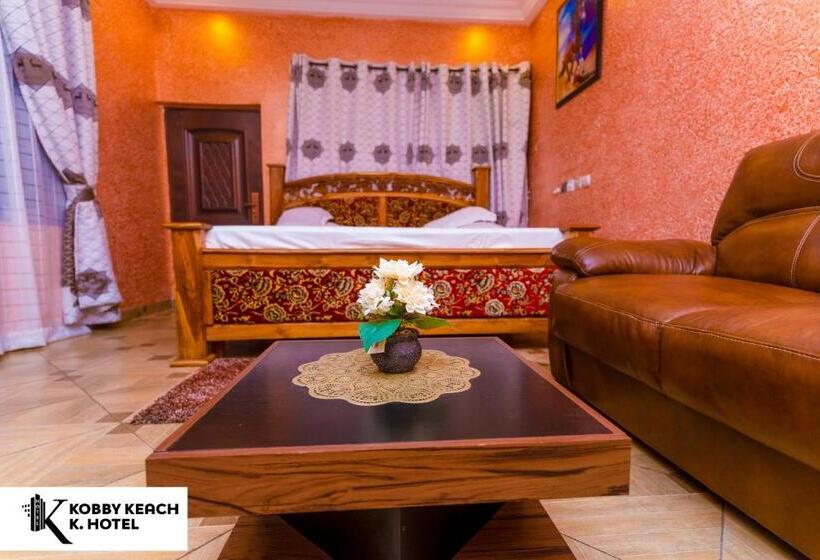 اتاق استاندارد, Kobby Keach K.