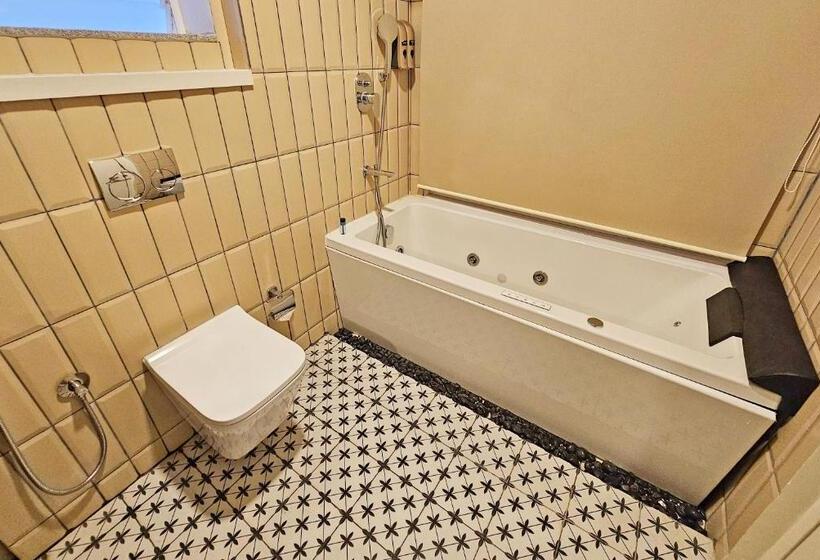 سوییت با چشم‌انداز دریا, Sea Gadabout   Seaside Stays