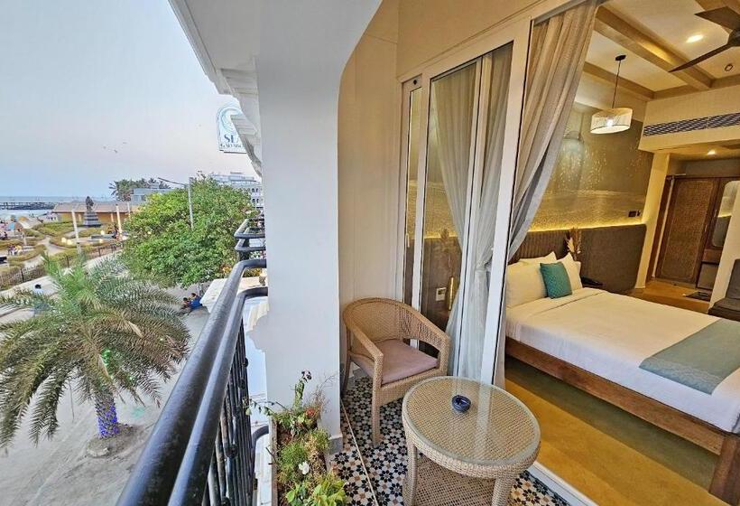سوییت با چشم‌انداز دریا, Sea Gadabout   Seaside Stays