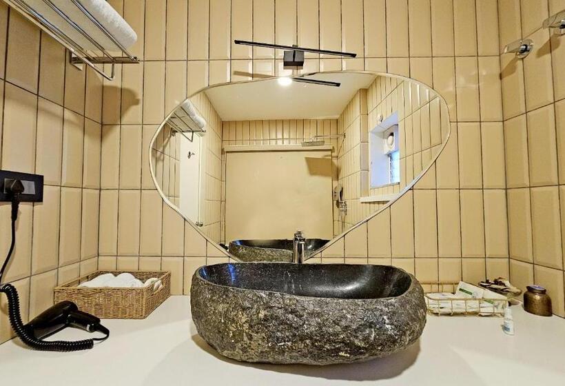 سوییت با چشم‌انداز دریا, Sea Gadabout   Seaside Stays
