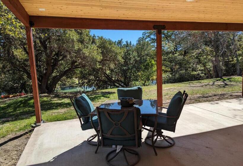 اتاق استاندارد با تخت بزرگ, 39 Wishes On The Guadalupe River