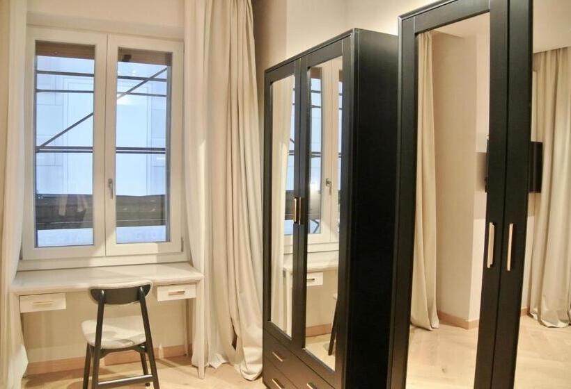 اتاق لوکس با بالکن, The Old Palace  Luxury Suites Signoria