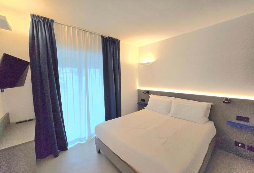 اتاق استاندارد, A&a Rooms