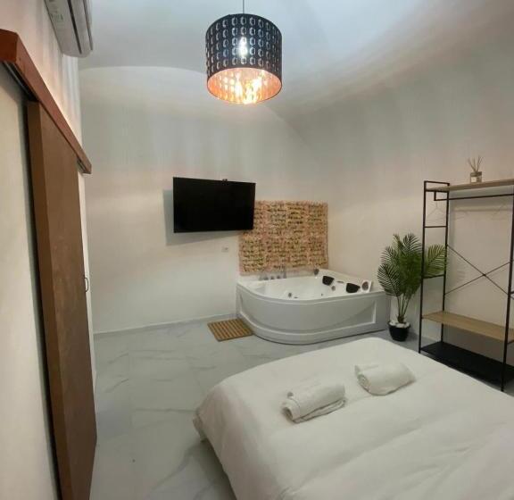 اتاق استاندارد با وان آب گرم, Secret Suite