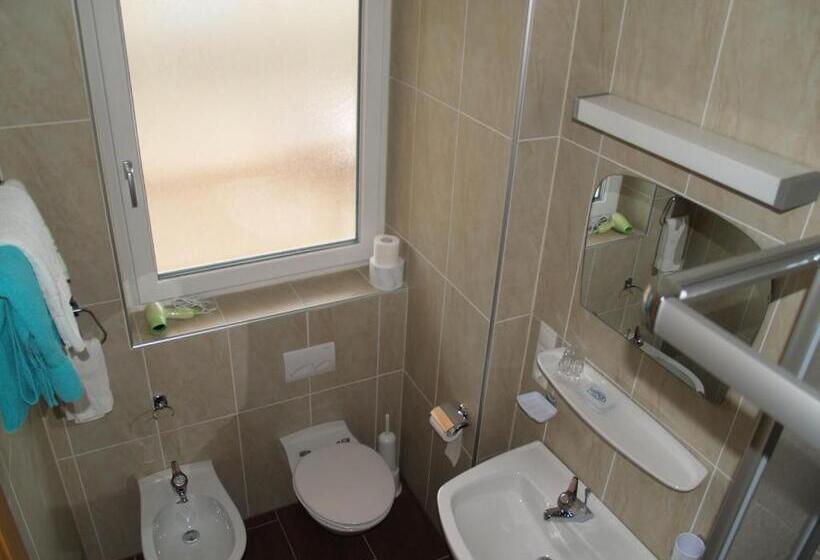 اتاق استاندارد سه تخته با بالکن, B&b Hotel Heidi