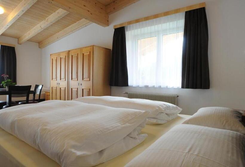 اتاق استاندارد سه تخته با بالکن, B&b Hotel Heidi