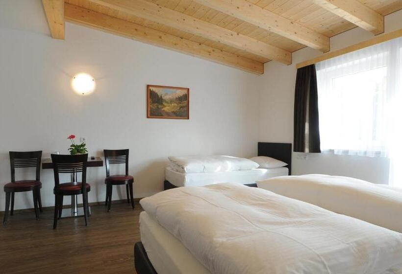 اتاق استاندارد سه تخته با بالکن, B&b Hotel Heidi