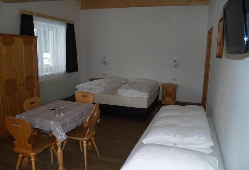 اتاق استاندارد چهارنفره با بالکن, B&b Hotel Heidi