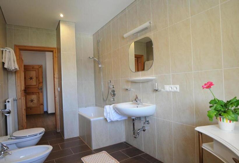 اتاق استاندارد چهارنفره با بالکن, B&b Hotel Heidi
