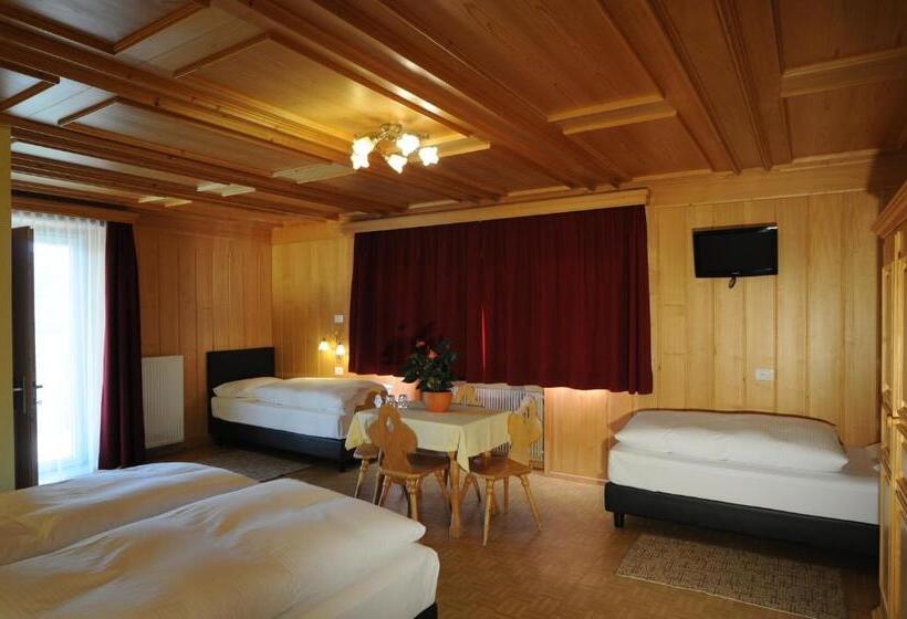 اتاق استاندارد چهارنفره با بالکن, B&b Hotel Heidi