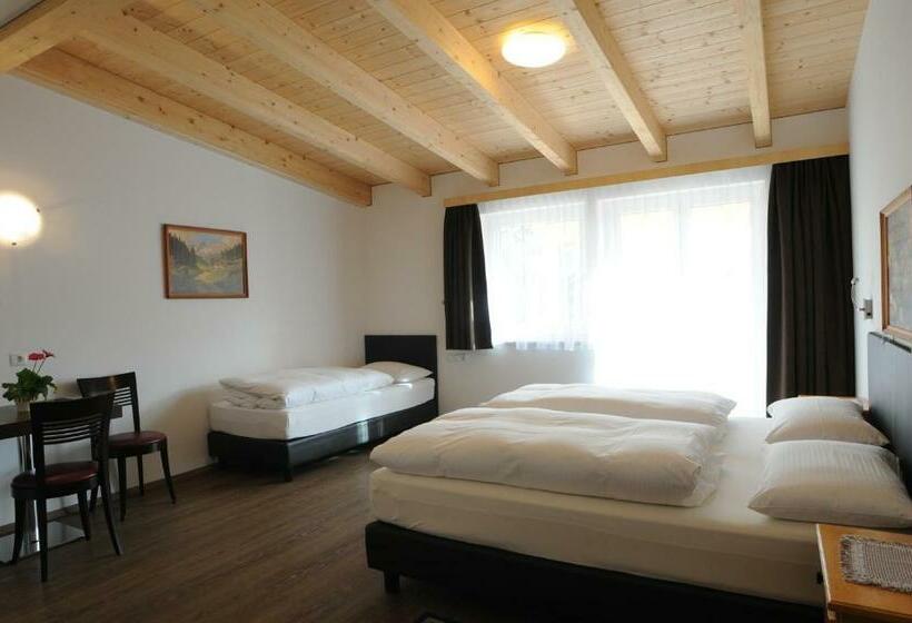اتاق استاندارد سه تخته با بالکن, B&b Hotel Heidi