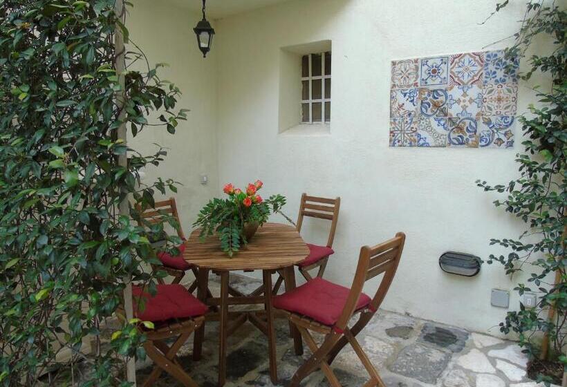 استودیوی استاندارد, La Corte Antica