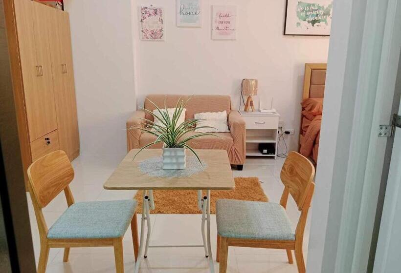 استودیو استاندارد با بالکن, Cozy Studio Unit In A Condominium