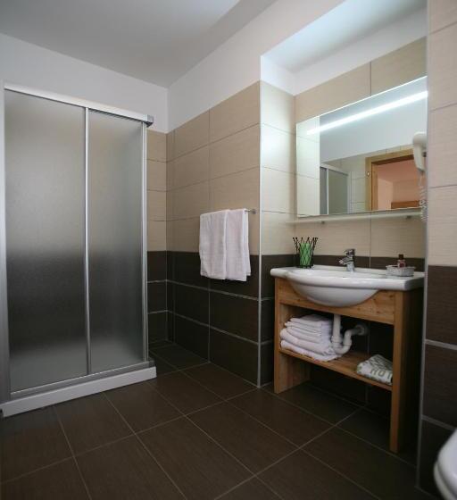 اتاق استاندارد سه نفره, Ariston S