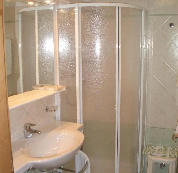 اتاق استاندارد سه نفره, Ariston S