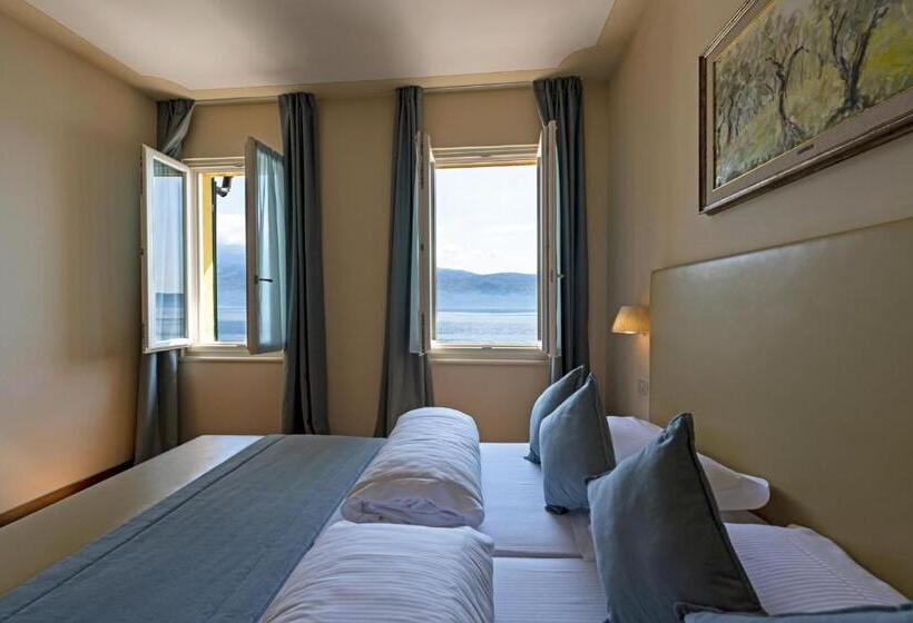 Superior room with lake view, Baia D'oro