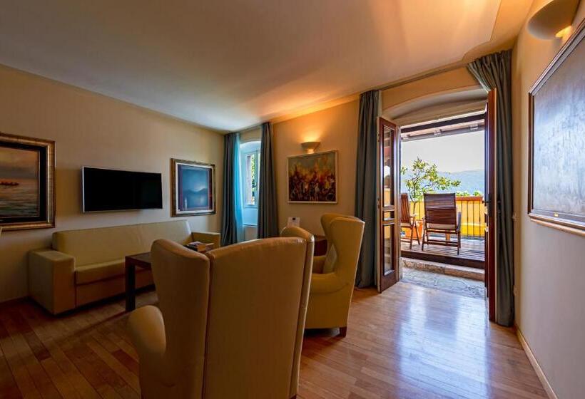 Suite with lake view, Baia D'oro