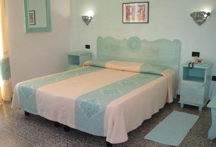 Comfort room with balcony, Moderno