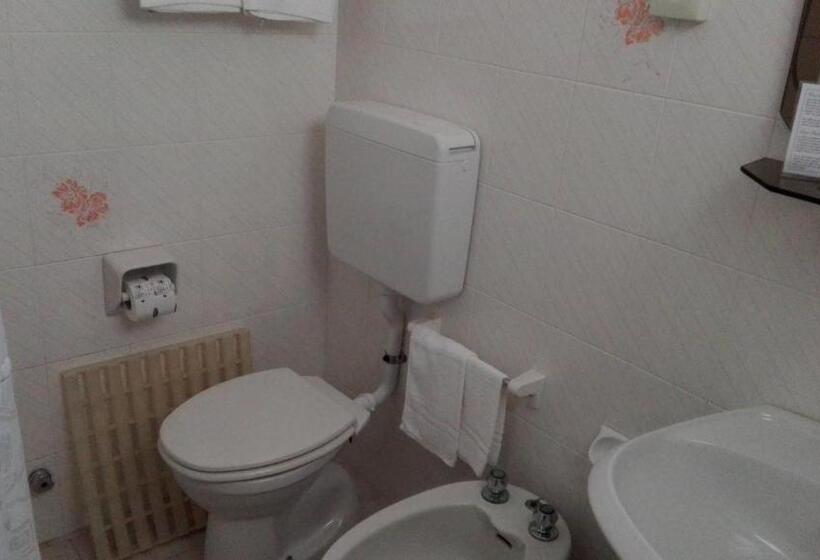 Economy Triple Room, Promenade