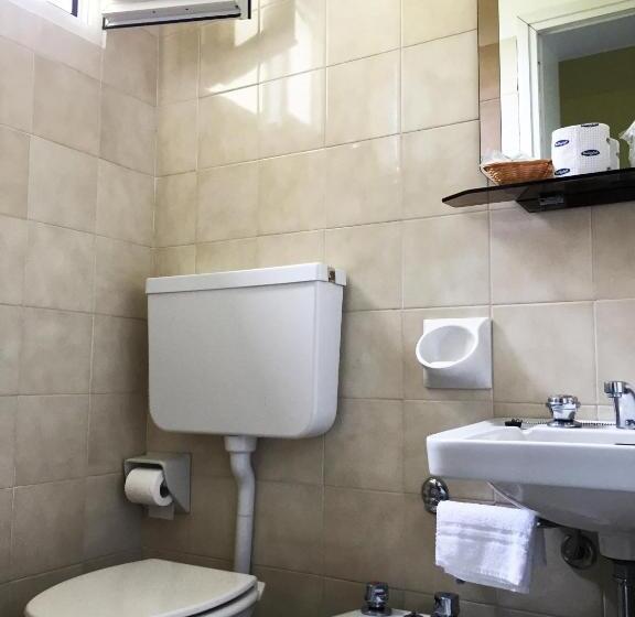 Economy Triple Room, Promenade