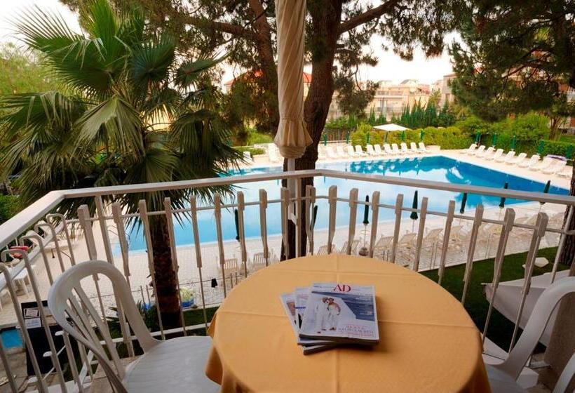 استودیو استاندارد با چشم‌انداز استخر, Residence Oliveto