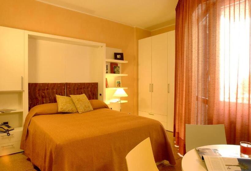 استودیو استاندارد با چشم‌انداز استخر, Residence Oliveto