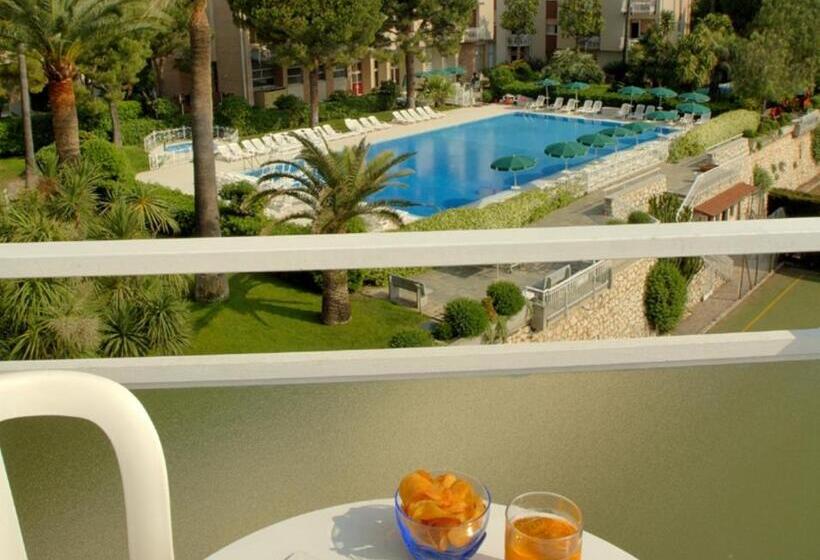 آپارتمان 1 خوابه با چشم‌انداز استخر, Residence Oliveto