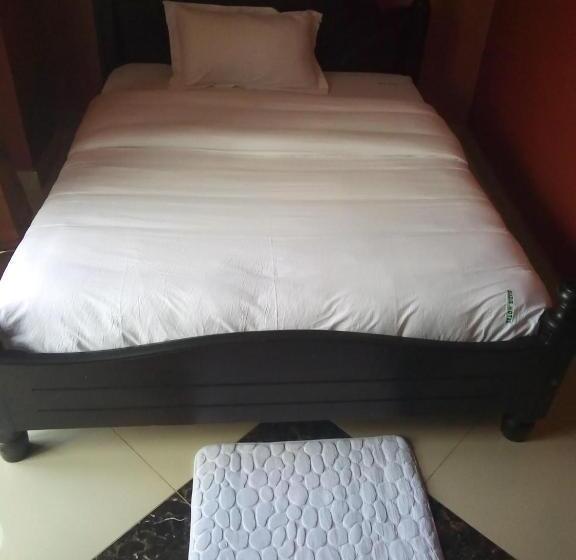 اتاق استاندارد یک نفره, Suzie Hotel Kampala Uganda