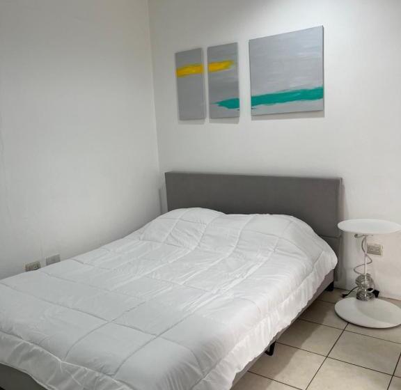اتاق استاندارد با سرویس بهداشتی مشترک, Sjo Oasis Hostel
