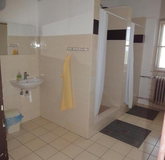 اتاق استاندارد چهارنفره با سرویس بهداشتی مشترک, Turistická Ubytovňa Shb ,štrbské Pleso   Vysoké Tatry