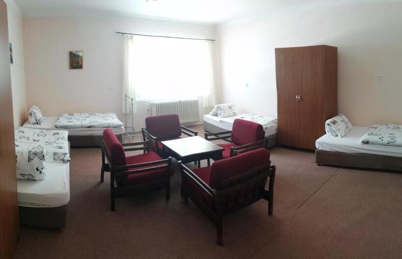 اتاق استاندارد چهارنفره با سرویس بهداشتی مشترک, Turistická Ubytovňa Shb ,štrbské Pleso   Vysoké Tatry