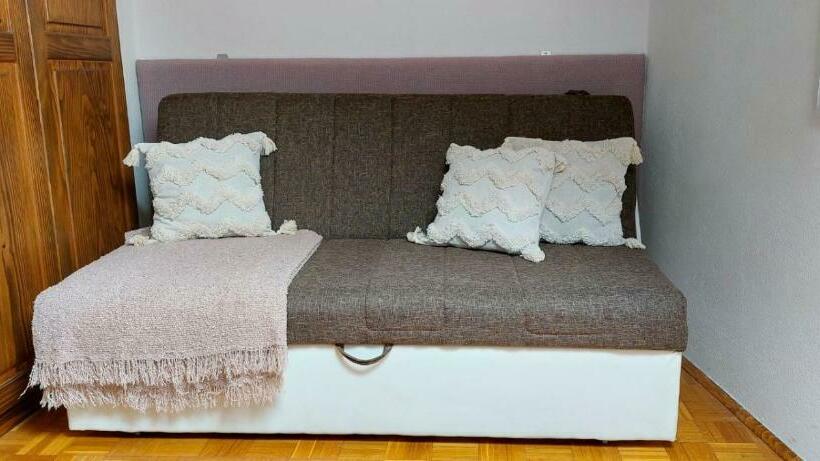 استودیوی استاندارد, Bed And Breakfast Mili Vrh