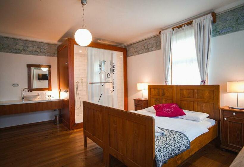 اتاق استاندارد سه نفره, Pr Gavedarjo Eco Heritage B&b