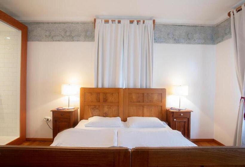 اتاق استاندارد سه نفره, Pr Gavedarjo Eco Heritage B&b
